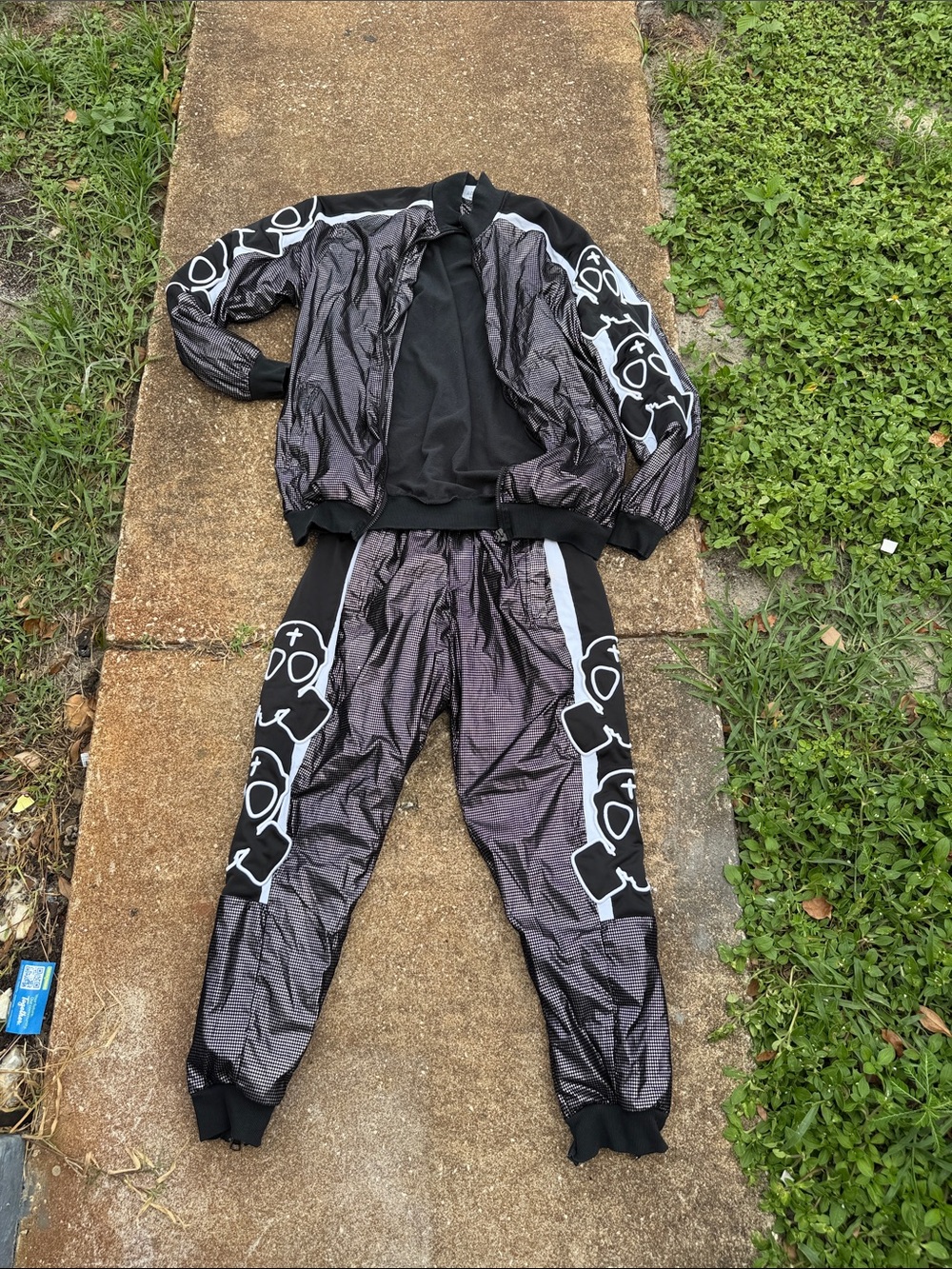 Butnot Italian Men's Metallic Black Graphic Track Suit   Size Large